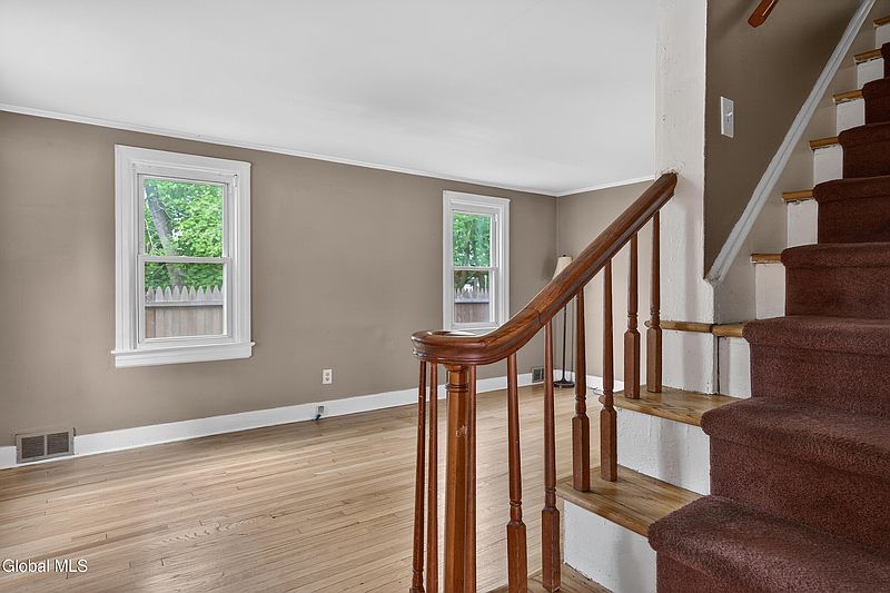 4th image of 37 Victor Street