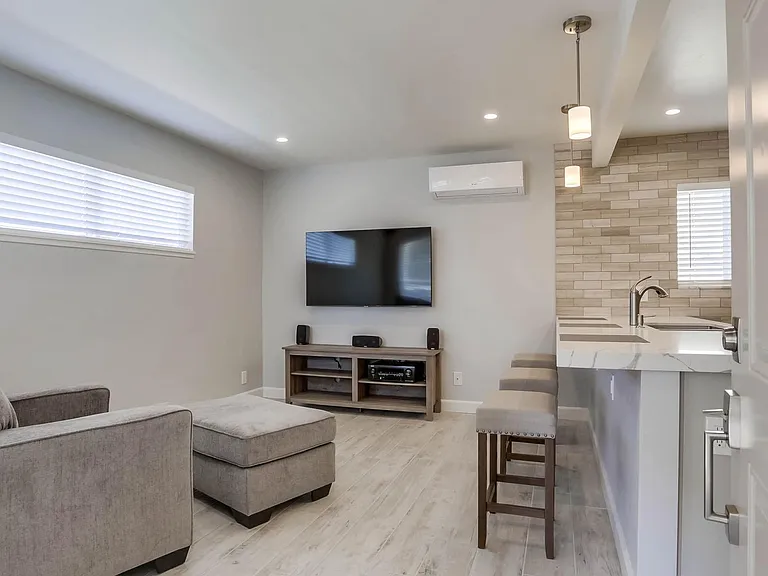 126 W Canada #C — Photo 5