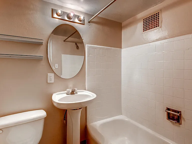 A standard bathroom at Fountainhead Apartments in Denver, CO