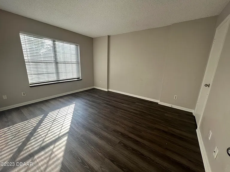 16 Oakwood Park — Photo 8