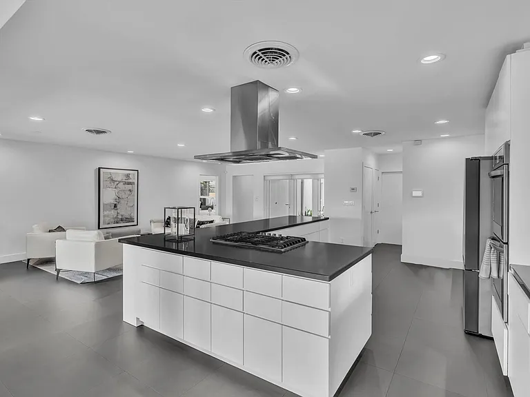 1640 NE 43rd St — Photo 37