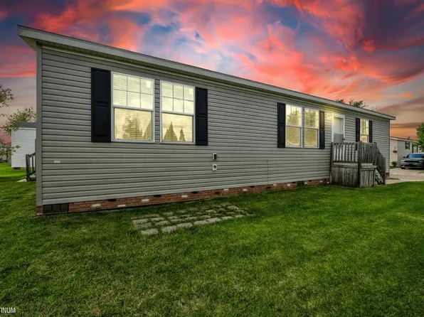 17128 Scarborough Dr, Macomb, MI 48044