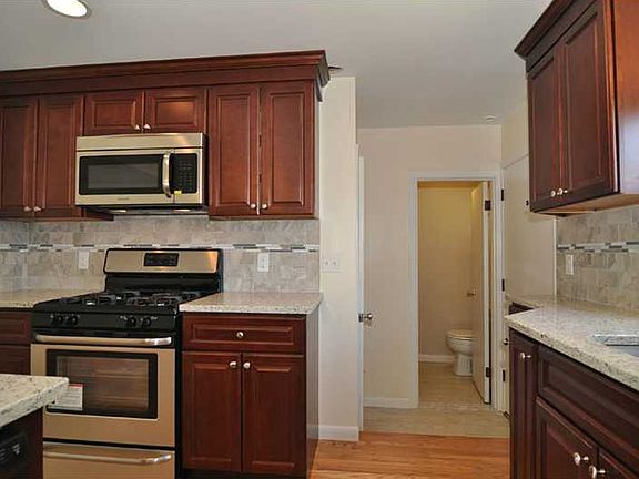 5th image of 76 Lake Garden Dr