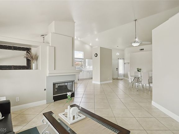 4th image of 4753 Carefree Dr