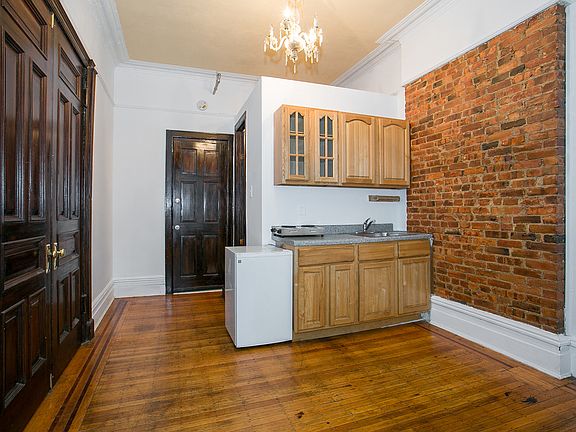 3rd image of 214 Saint James Pl APT 2F