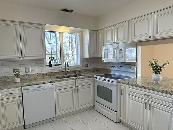 2nd image of 205 Windsor Ln Unit D