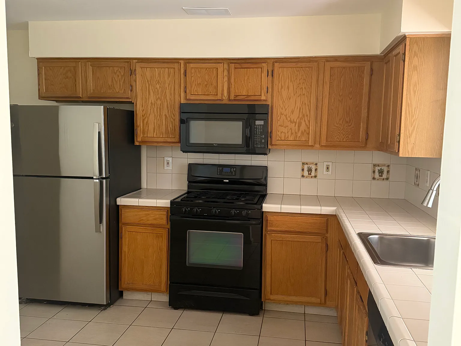 3 bed, 3.5 bath, 1904 sqft, $3,800 — Photo 2