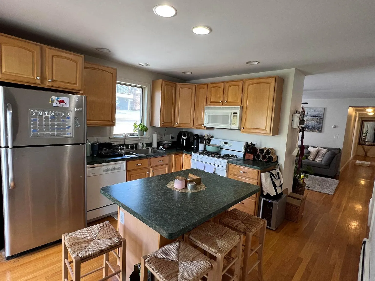 3 bed, 1200 sqft, $5,200 — Photo 4