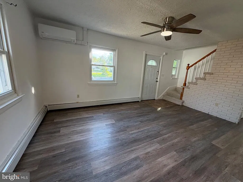 3 bed, 1.0 bath, 1089 sqft, $1,700 — Photo 2