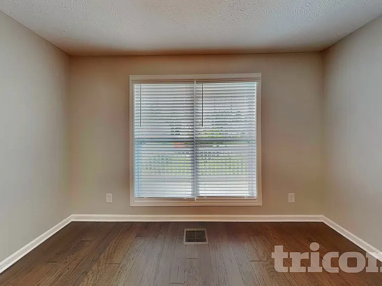 549 Medallion Cir — Photo 3
