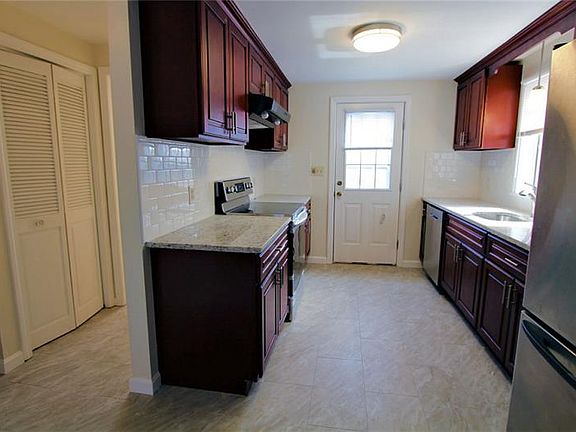 3rd image of 27 Fallon Ct #27