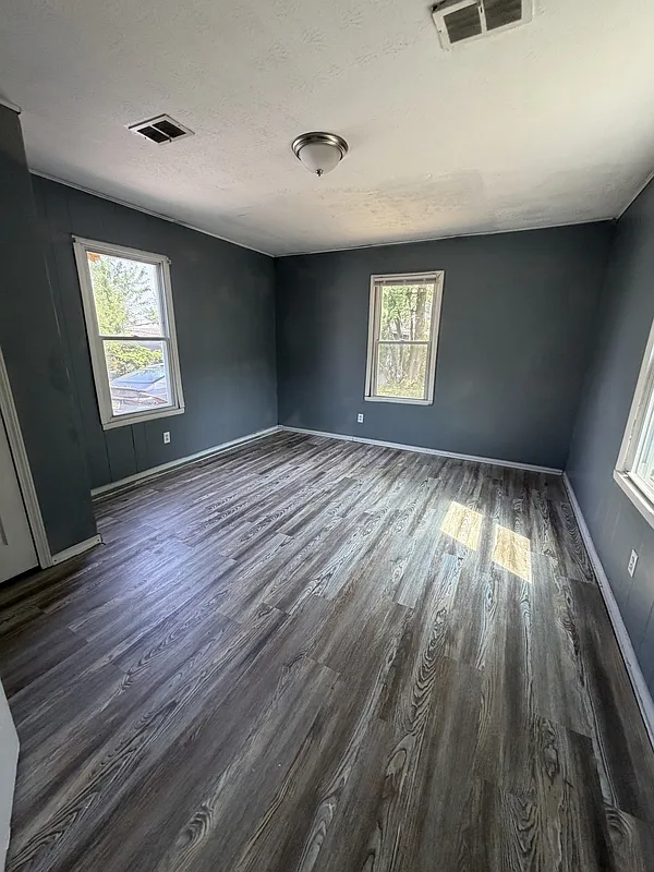 3 bed, 1.0 bath, 879 sqft, $1,250 — Photo 2