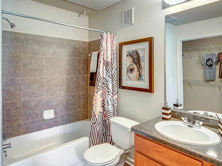 Gateway-Huntsville-Apartments-Bathroom