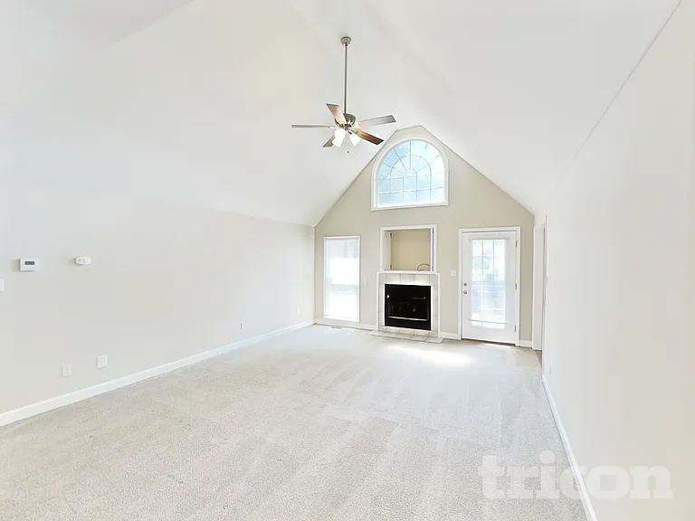 618 Tillman Ct — Photo 2