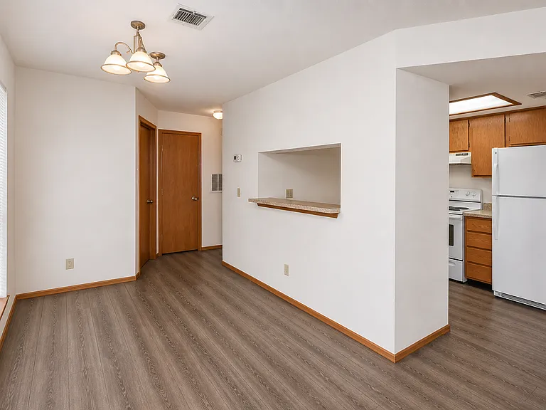 Willow Creek Apartments — Photo 41
