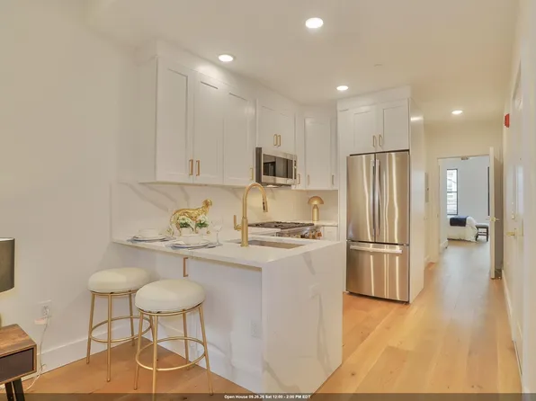 842 Park Avenue image 1 of 30
