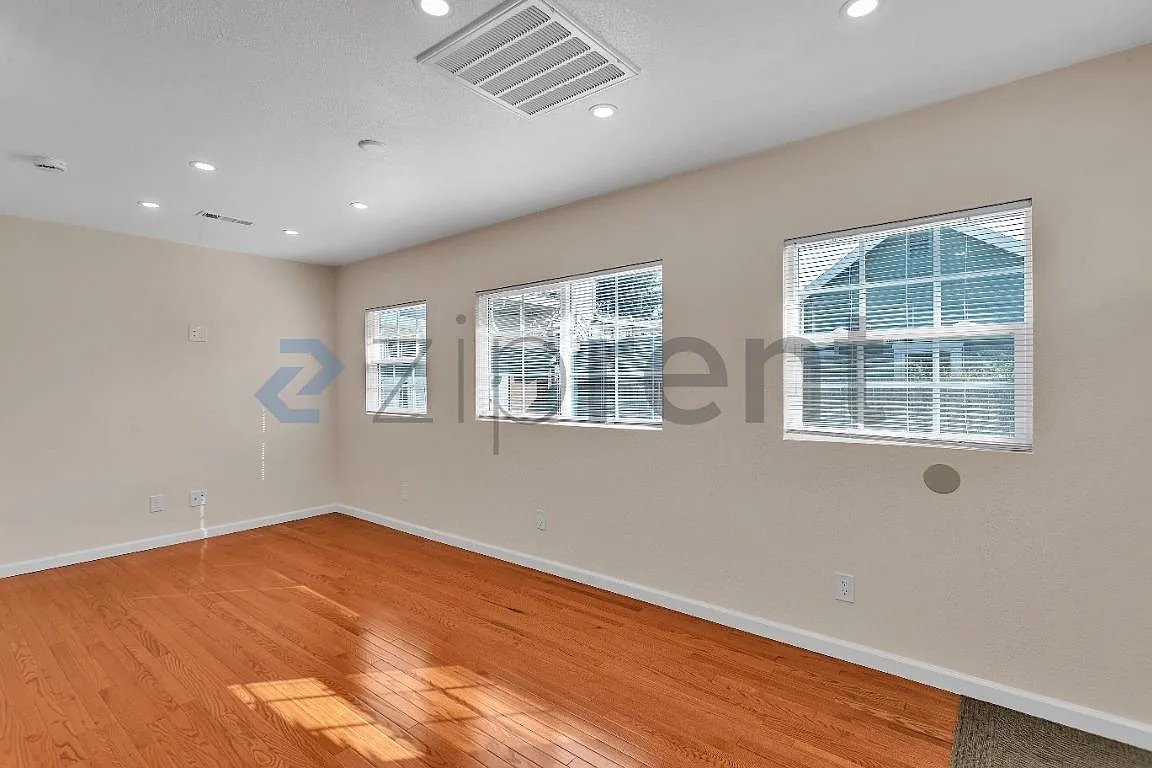 1 bed, 450 sqft, $2,100 — Photo 2