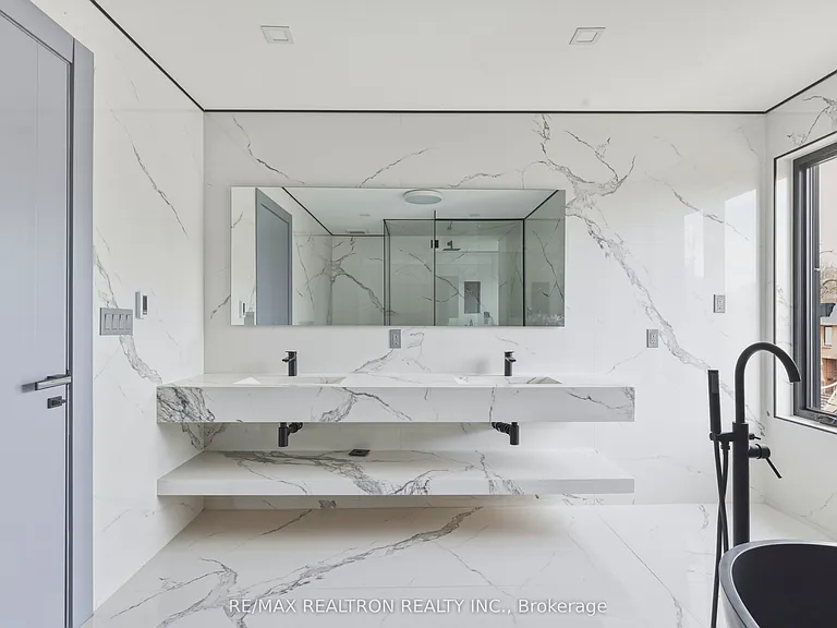 1002 Spadina Rd — Photo 39