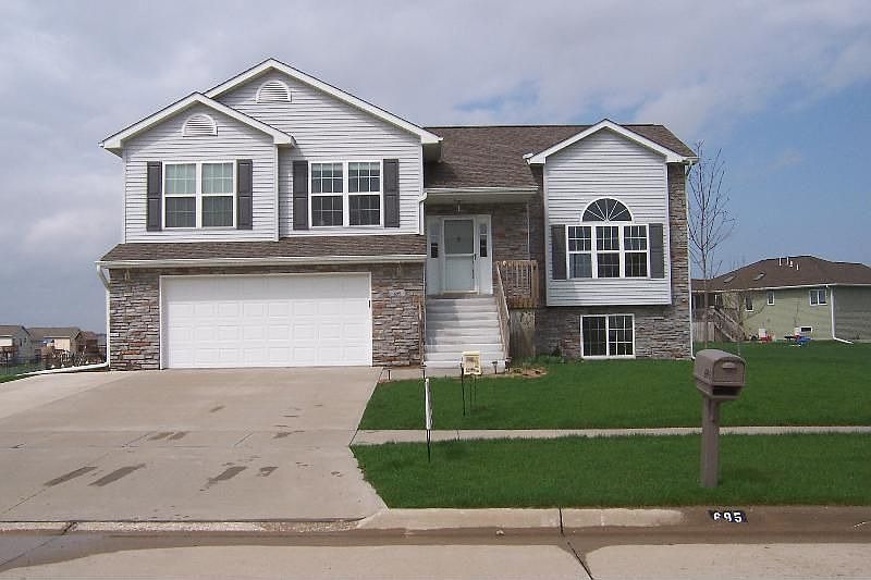 2nd image of 695 Strathmoor Dr