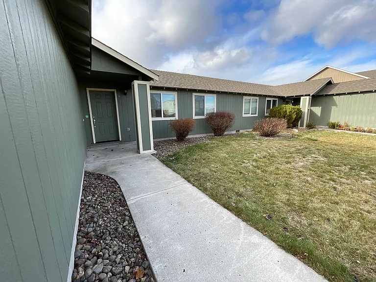 822 SE Maui Ln — Photo 2