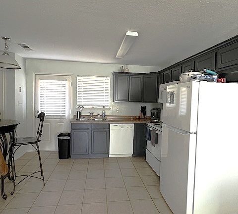 3rd image of 210 Hilltop Cir
