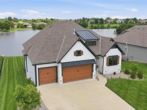 4261 Lakeshore Dr, Basehor, KS 66007