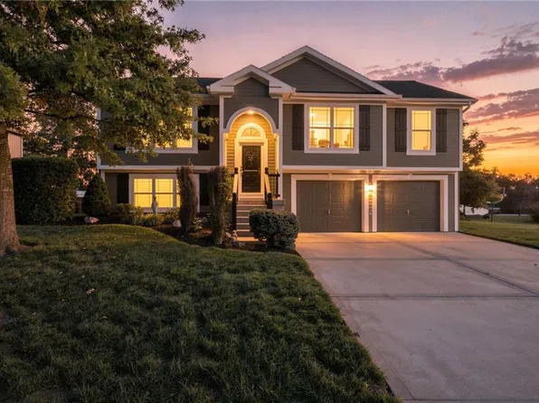 920 E 8th St, Kearney, MO 64060