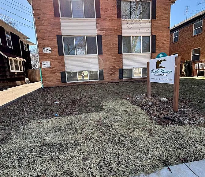 927 W Shiawassee St #2-12 — Photo 2