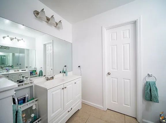 4th image of 2230 W Holt Ave