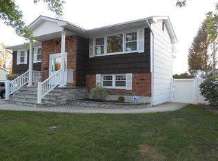 228 Manetto Hill Rd, Plainview, NY 11803