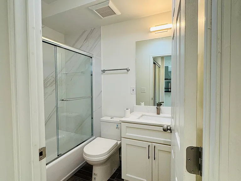 428 Everett St — Photo 6