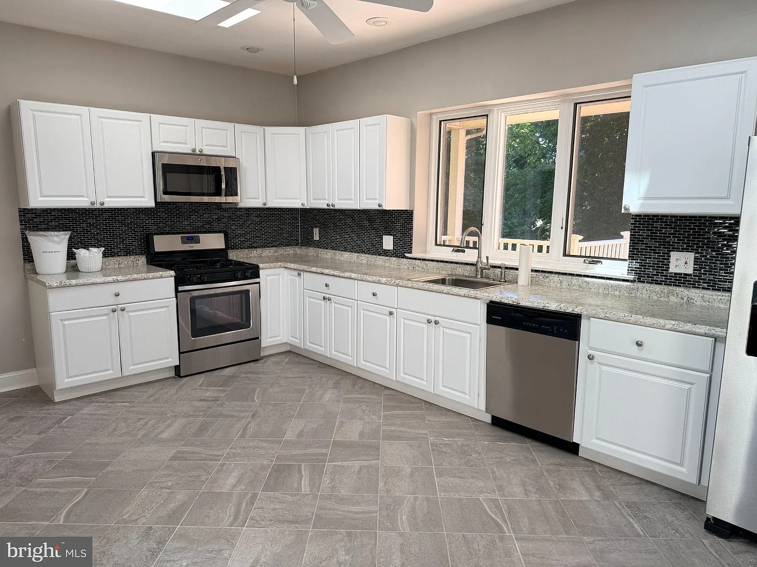 3 bed, 2.5 bath, 2476 sqft, $3,000 — Photo 2