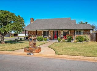 203 Regency Dr, Clinton, OK 73601