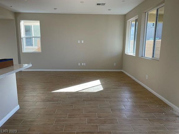 5th image of 871 Greenspire St
