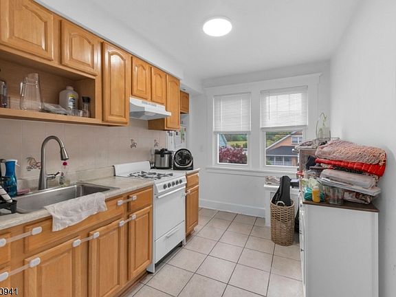 4th image of 179 Dewey Ave