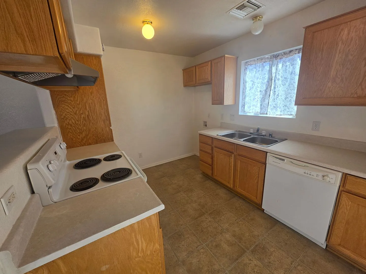 3 Bedroom 2 Bathroom House in Bullhead City — Photo 4