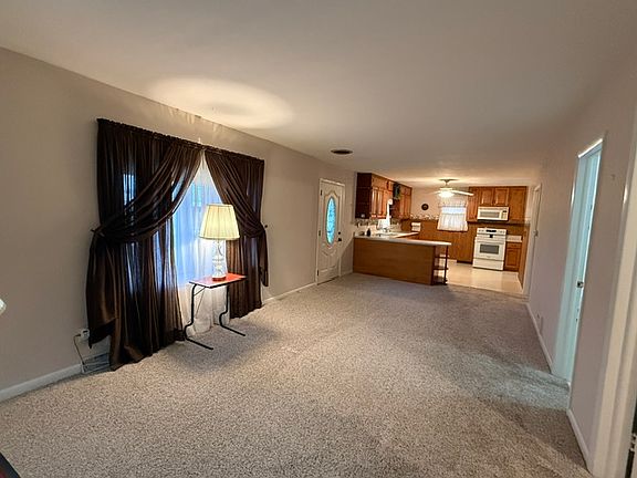 4th image of 907 W Harlem Ave