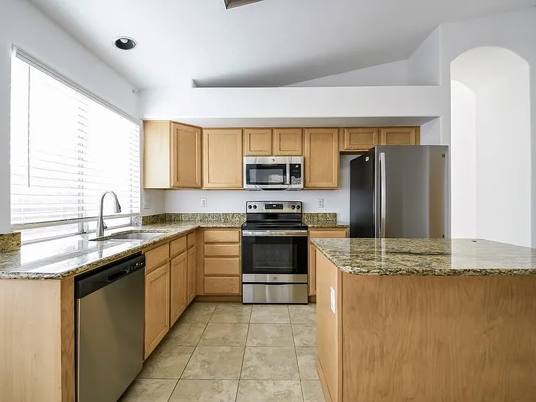 9528 W Clara Ln — Photo 7