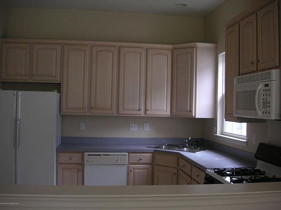 4th image of 40 Greenways Ln