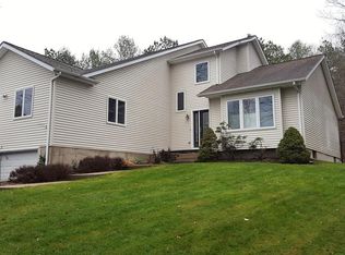 15 Holbrook Ln, Uxbridge, MA 01569