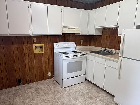 3rd image of 703 Lake Dr APT D