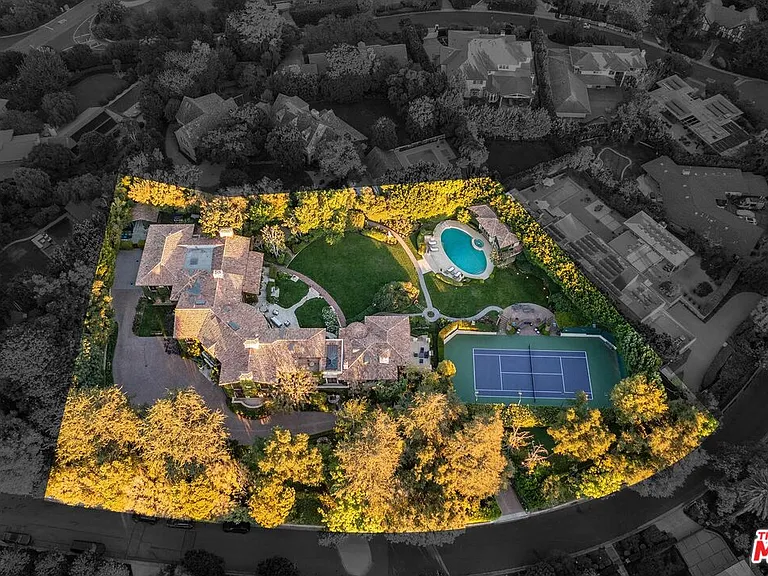 1550 Amalfi Dr — Photo 40