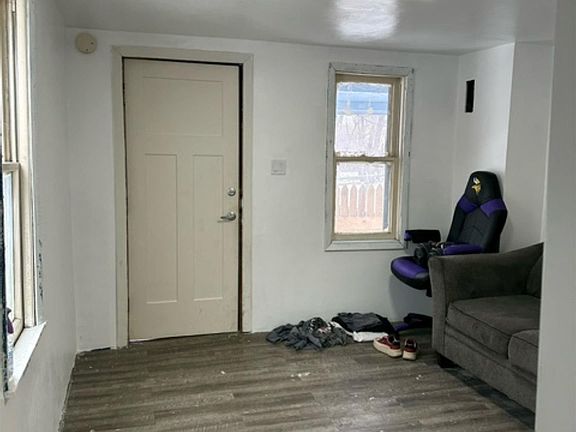 3rd image of 524 W 1st St