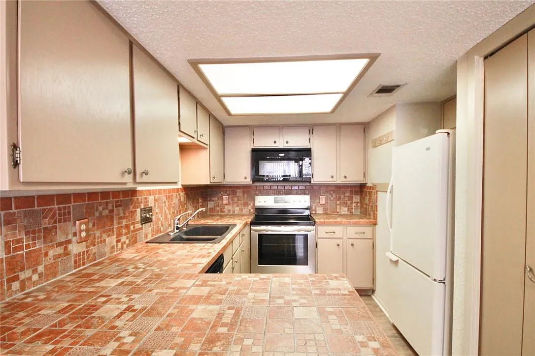 2 bed, 1.5 bath, 1136 sqft, $1,400 — Photo 4