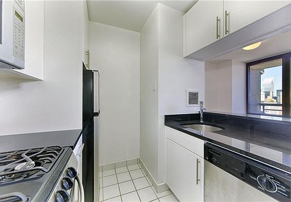 4th image of 330 E 38th St APT 35I