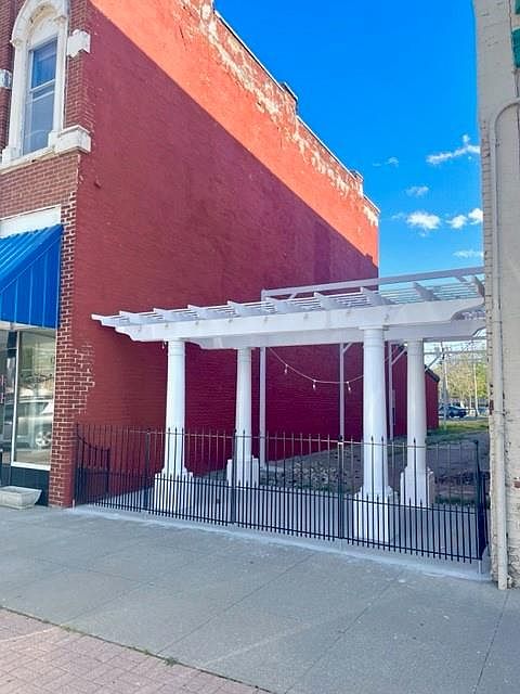 2nd image of 123 W Cherry St