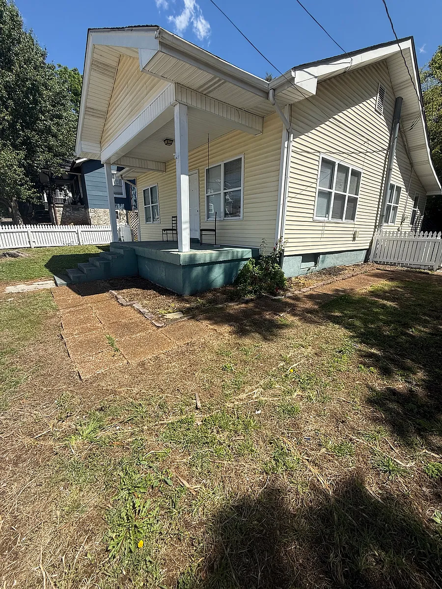Building Photo - 720 E 14th Ave