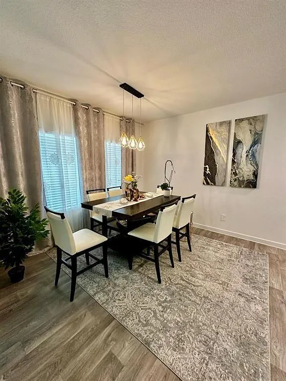 4 bed, 2.5 bath, 2369 sqft, $2,299 — Photo 4