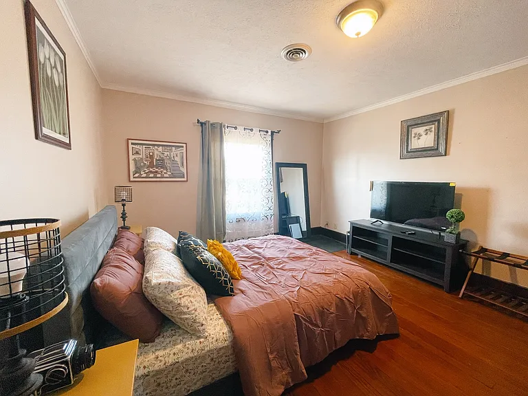 319 E Walnut St — Photo 6