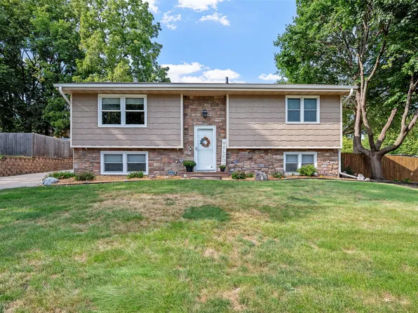 4620 Lexington Dr, Pleasant Hill, IA 50327